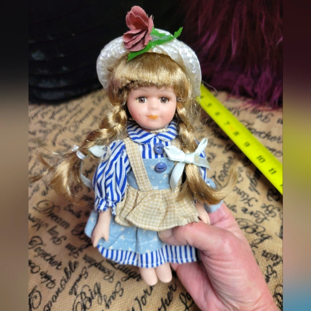 Vintage collectable 10 in porcelain doll straw hat silk flower
